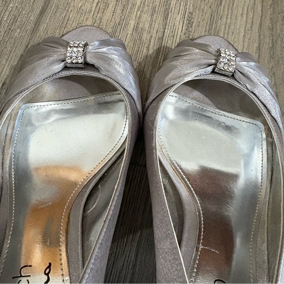 The Touch of Nina Silver Slingback Heels Sz 7M Embellished Bow Bridal Party - Picture 7 of 10